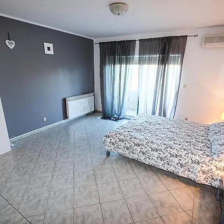 With A Parking Space - 15814